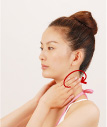 首の両サイドをもみほぐす